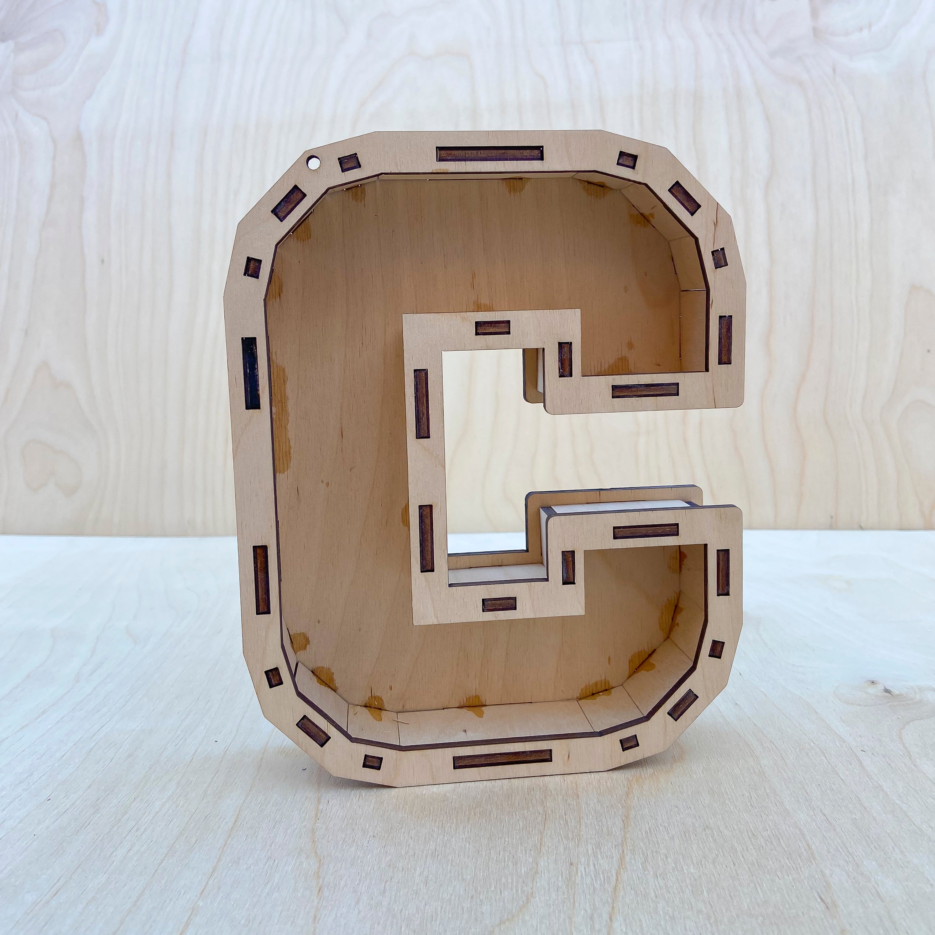 C - Letra de madera 20 cm